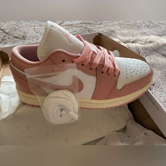Nike Women Air Jordan 1 Lows NWT - Picture 3 of 11